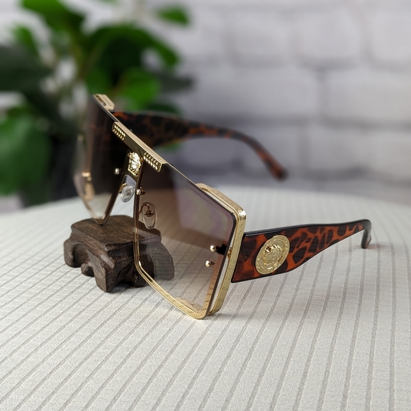 Accessories - Nice fashion tortoise look nylon & gold frame sunglasses with Medusa medallions